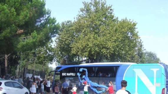 FOTOGALLERY TN - Napoli arrivato al Comunale di Francavilla: decine di tifosi ad accogliere gli azzurri