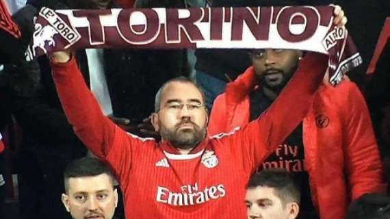 FOTO - Durante il minuto di raccoglimento per la Chapecoense un tifoso del Benfica omaggia il grande Torino con una sciarpa