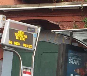 FOTO - Maradona è dappertutto, alle fermate dell'autobus si legge: "Bentornato Diego"