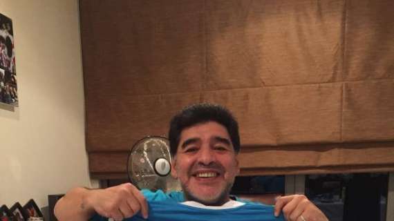 FOTO – Diego raggiante con la maglia di Koulibaly: ecco l’immagine da Dubai