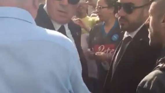 VIDEO - Ancelotti concede foto e autografi ai tifosi azzurri che lo attendevano a Torino