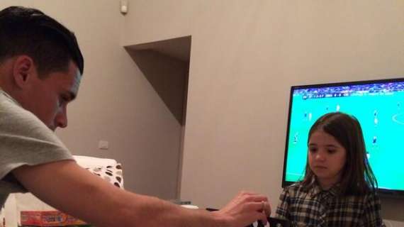 FOTO - Ecco Callejon in casa: per lo spagnolo relax ed uno sguardo al Real Madrid