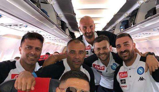 FOTO - Quanti sorrisi sul charter diretto verso Dimaro, Insigne insieme allo staff tecnico