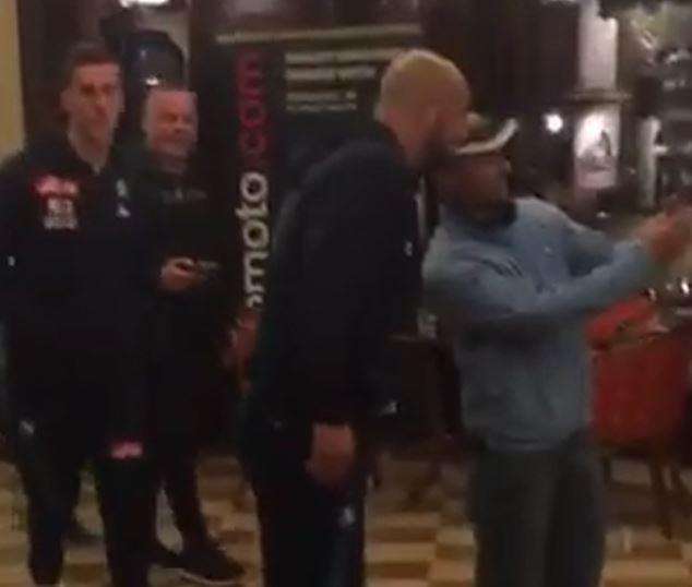 VIDEO - Napoli a Reggio Emilia: folla di tifosi in Albergo, i giocatori si concedono a foto ed autografi