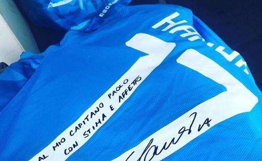 FOTO - Hamsik-Cina, il capitano regala a P. Cannavaro la sua ultima maglia: "Il tuo nome risuonerà in eterno nei vicoli della città!"