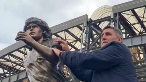 VIDEO - Che emozione al Maradona: Giordano mette la fascia da capitano alla statua