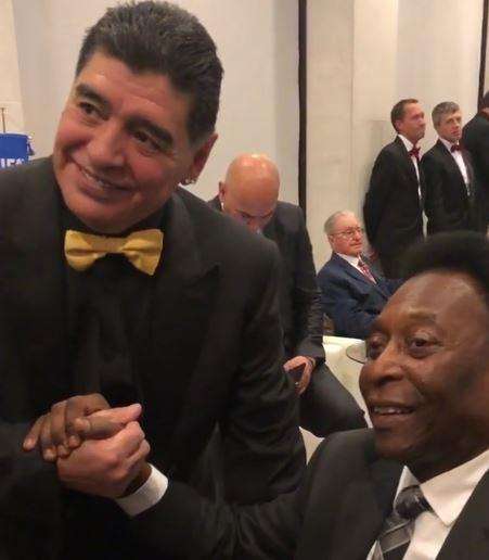 VIDEO - L'abbraccio tra Maradona e Pelè prima del sorteggio mondiale 