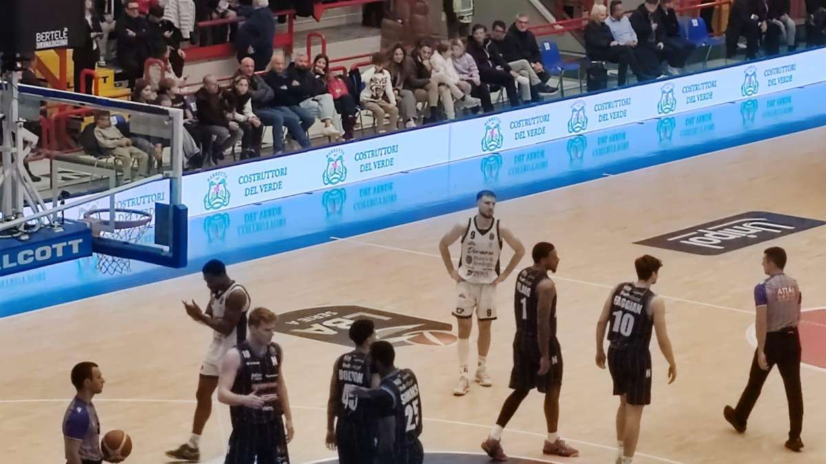 Flagg e Croswell trascinano il Napoli Basket: battuta Sassari! Infortunio per Mitrou-Long