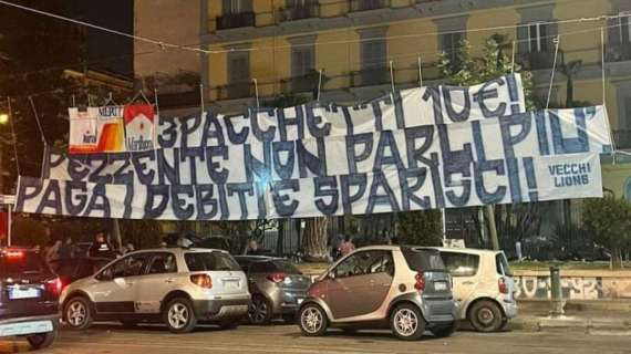 FOTO - "3 pacchetti 10€, pezzente!" striscione Ultrà con le sigarette contro ADL e (anche) Kim