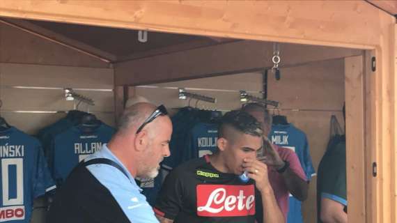 FOTO - Allan firma autografi: centinaia di tifosi in fila per acquistare la nuova maglia 