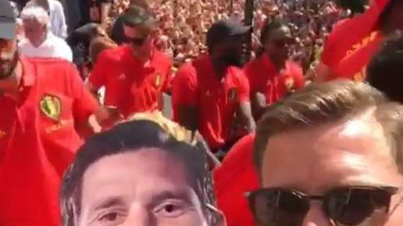 VIDEO - Festeggiamenti in piazza per il Belgio, Mertens si maschera da Vertonghen