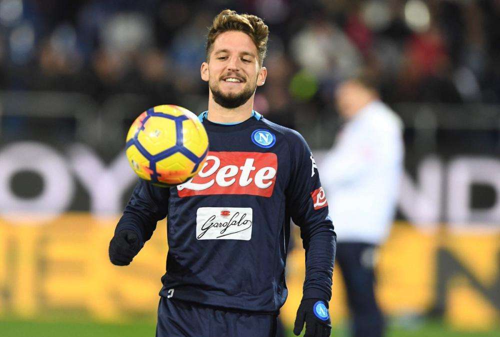 FOTO - Azzurri in campo per il riscaldamento, sorrisi e concentrazione tra i ragazzi di Sarri