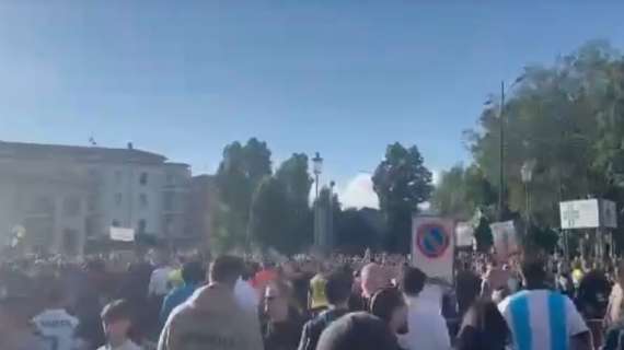 Che atmosfera al Maradona: già tanti i tifosi presenti all'esterno dello stadio