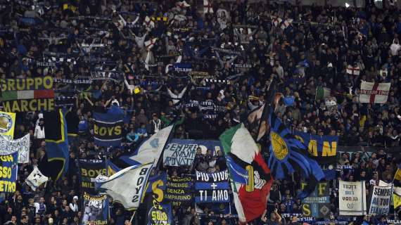 I tifosi dell'Inter cantano "Milano in fiamme" e poi i soliti cori anti-Napoli. Rischio interruzione gara