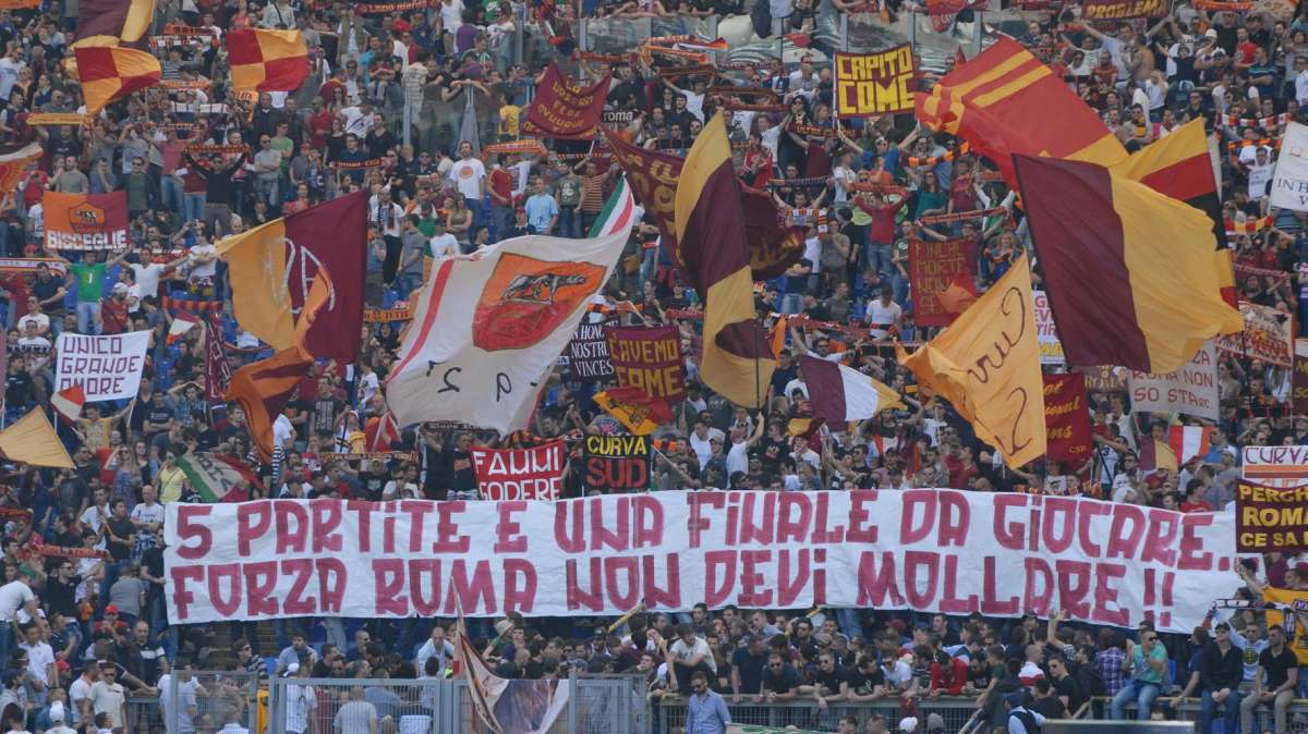 Roma, l'appello dei tifosi: "Vincete la coppa o scappate"