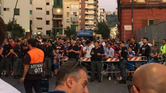 FOTO - Che attesa al San Paolo: centinaia di tifosi per l’arrivo del pullman