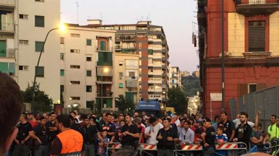 VIDEO - Che entusiasmo all'esterno del San Paolo! Accoglienza caldissima per l'arrivo del Napoli
