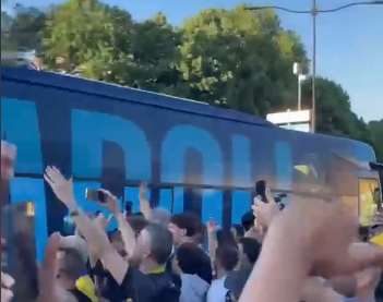 Il Napoli arriva al Tardini: bus azzurro insultato dai tifosi del Parma