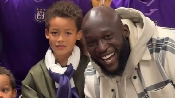 Lukaku assiste ad Anderlecht-Standard Liegi: ovazione e festa negli spogliatoi