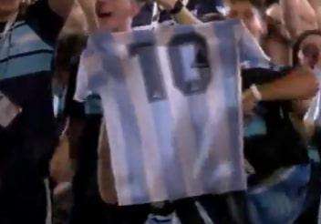 VIDEO - Atleti argentini pazzi di Maradona: esposta maglia "dieci" dell'Argentina