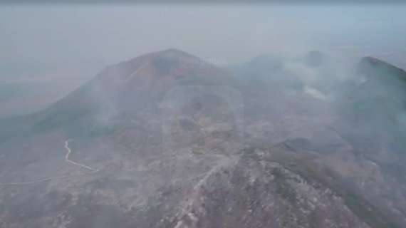 Incendio Vesuvio, tre i fronti ancora attivi: vigili del fuoco intensificano l’intervento
