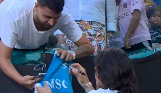 Cavani da brividi: firma maglietta del Napoli al Mondiale per Club