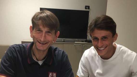 FOTO - Inglese sorridente per il trasferimento al Napoli: lo scatto al momento della firma