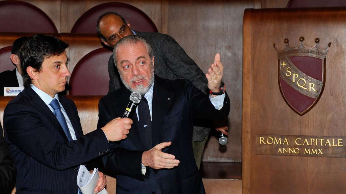 De Laurentiis scatenato su Twitter, in napoletano risponde ad un tifoso su Cavani!