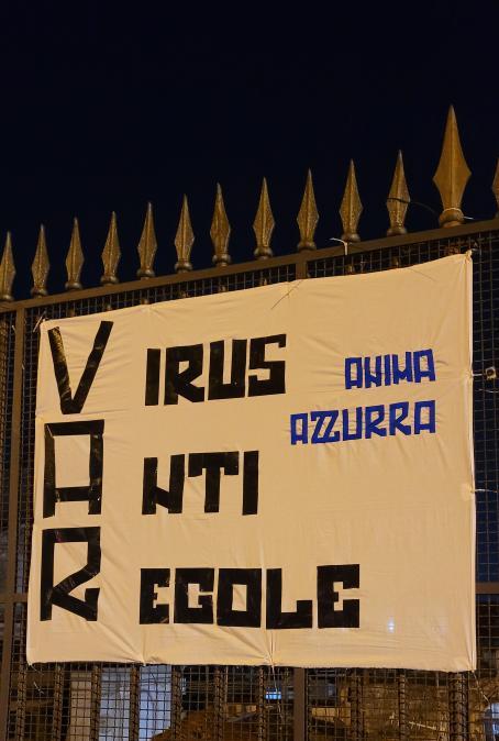 "VAR: virus anti regole", striscione di protesta a Napoli: "Attacco totale!"