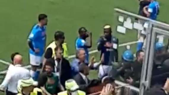 VIDEO - Clamoroso al Picco, scontri tra tifoserie: partita sospesa. Giocatori cercano di placare gli animi