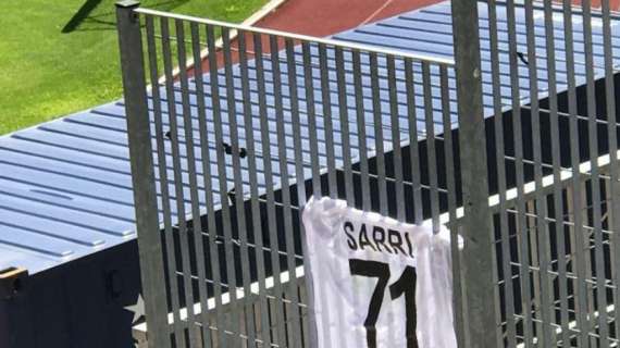 FOTO - A Dimaro spunta anche una maglia per Sarri: bianconera e con il numero 71