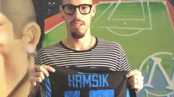 VIDEO - Hamsik cuore d'oro: dona una maglia autografata per "l'arcobaleno napoletano"