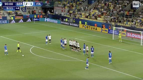 La magia di Ambrosino da punizione che tiene viva l'Italia U21: la fotosequenza
