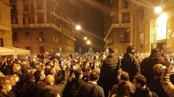 VIDEO - Napoli, coprifuoco imminente: la gente protesta in strada