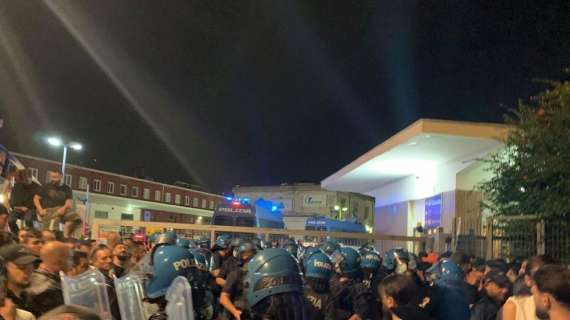 VIDEO TN - Ressa a Piazza Garibaldi, arriva Polizia in assetto anti sommossa