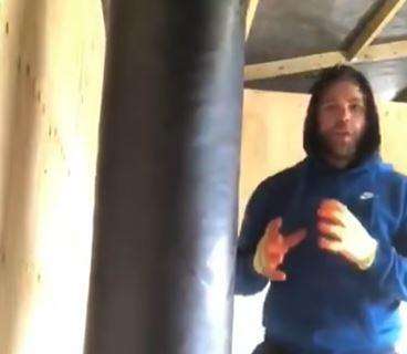 "Vi insegno a picchiare una donna", video choc del pugile Saunders: sospesa la licenza
