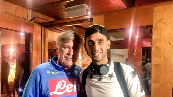FOTO - Un sorridente Ghoulam posa con Ancelotti: "Benvenuto in ritiro!"