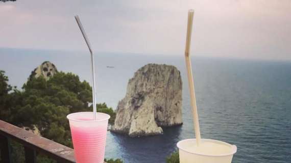 FOTO - Bonucci in vacanza a Capri con la famiglia: "Metti una granita con vista sui faraglioni..."