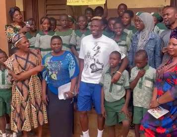 VIDEO - Osimhen visita la sua vecchia scuola elementare: cori e canti in suo onore