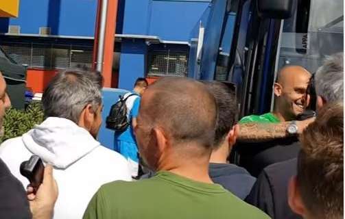 VIDEO - Cannavaro cuore partenopeo: incontro con i tifosi azzurri dopo la sfida al Napoli