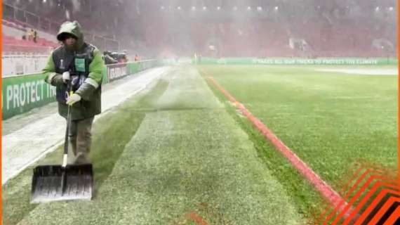 FOTO - Bufera di neve a Mosca: allo stadio operatori al lavoro per spalare il manto erboso