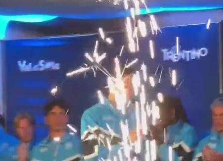 Tripudio per De Bruyne e McTominay a Dimaro: le immagini della presentazione
