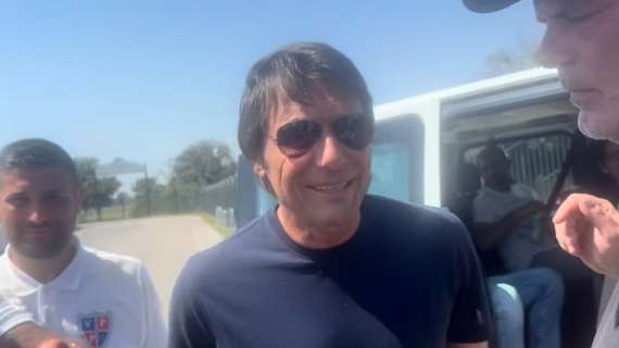 Ecco Conte! Foto e autografi con i tifosi dopo il primo giorno di raduno a Castel Volturno