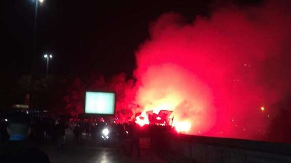 FOTO TN - Gli ultras si avvicinano al San Paolo: fumogeni e bandiere all'esterno dello stadio