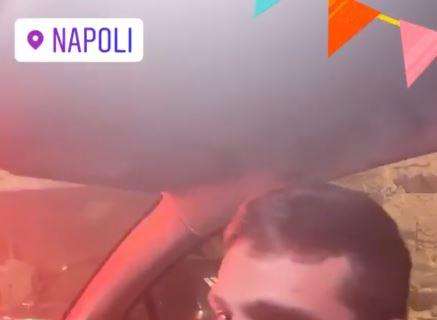 VIDEO - Verdi si diverte tra le vie di Napoli, in macchina sulle note del neomelodico Alessio