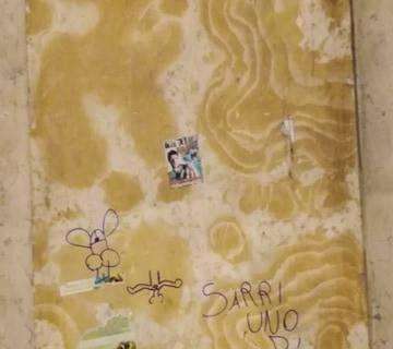 FOTO - Teppisti imbrattano mure della Galleria Umberto con scritte Pro Sarri e disegni osceni