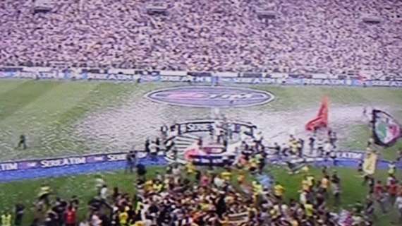 FOTO - L'invasione di campo rovina la festa scudetto della Juve: niente giro con la coppa