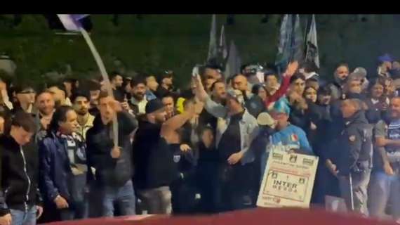 Marea di tifosi a Capodichino, ma il pullmann non passa: i giocatori vanno via in taxi