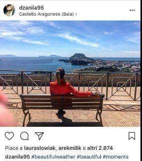 FOTO - Lady Milik si gode la vista sul golfo dal Castello Aragonese di Baia: "Che bello!"