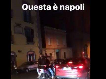 VIDEO - Uno scatenato Jorginho, due scugnizzi e i cori anti-Juve: "Questa è Napoli!"